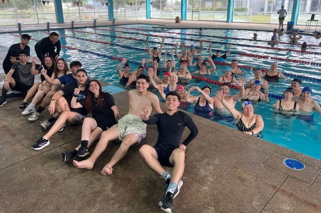 Alumnos haciendo clases de hidrogimnasia