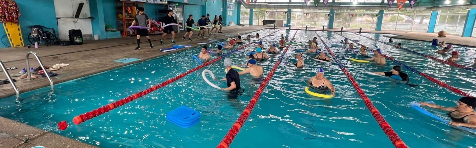 Piscina con clases de hidrogimnasia