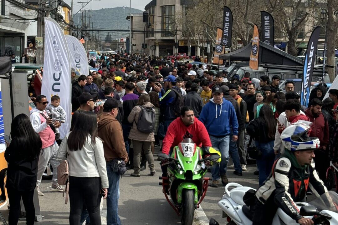 Asistentes a Expo autos clásicos Duoc UC Melipilla