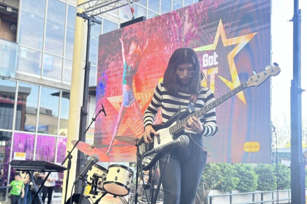 Bajista en el escenario