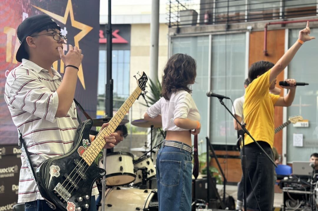 Banda tocando en el escenario