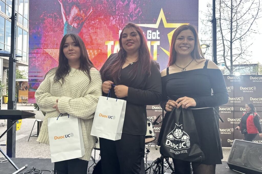 Asistentes al evento con bolsas de Duoc