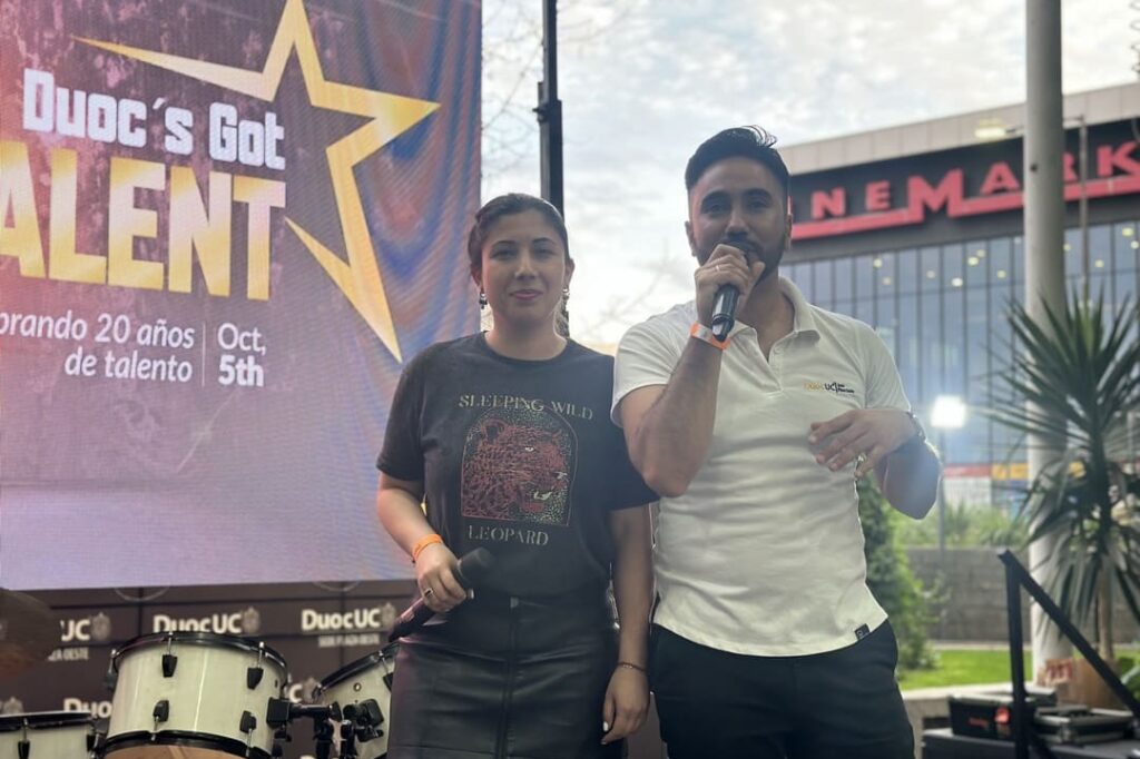 Presentadores del evento en el escenario