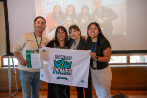Participantes del curso sosteniendo bandera