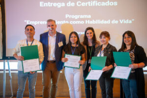 Alumnos con sus certificados