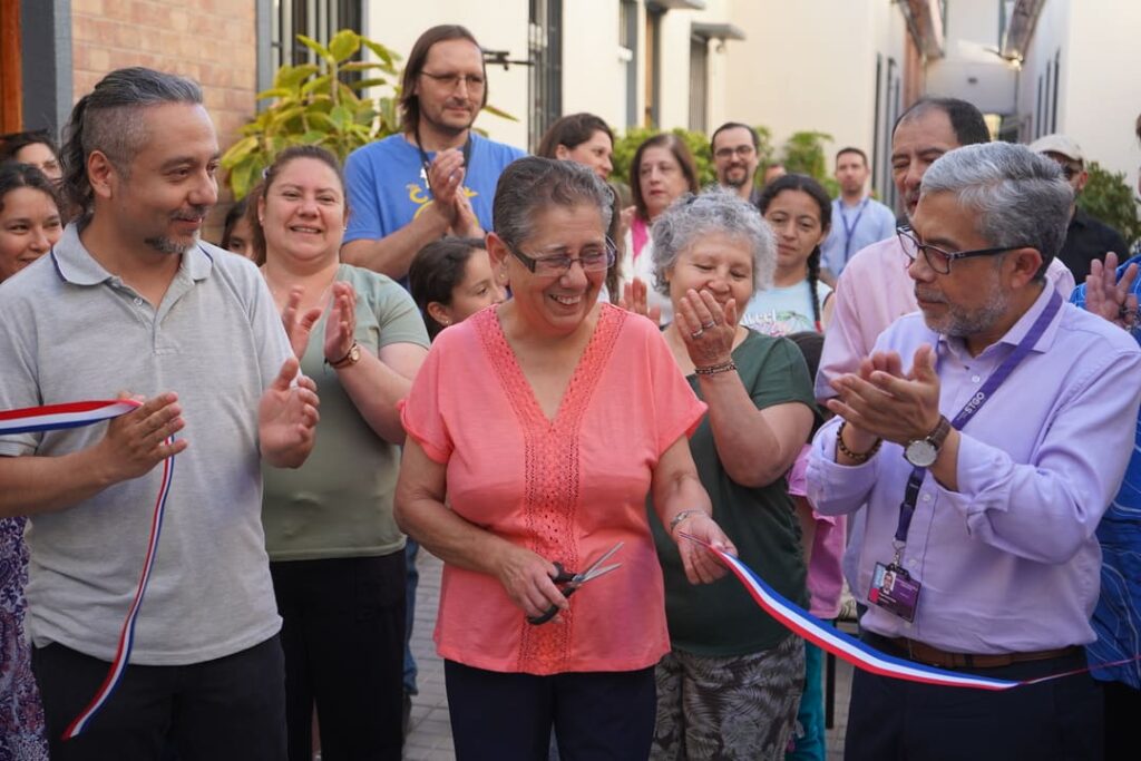 Vecinos cortando la cinta inaugural del proyecto