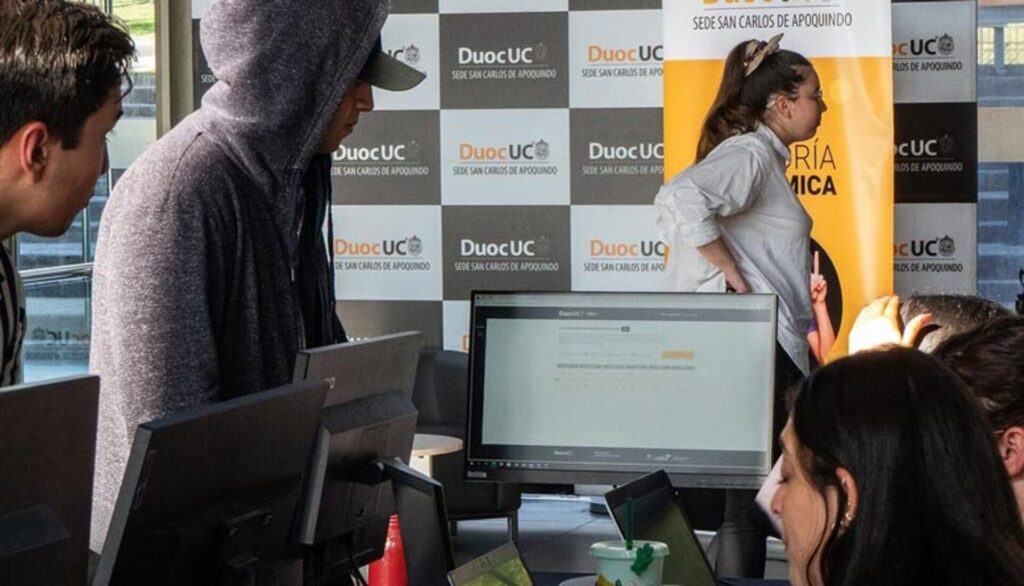 Estudiantes consultando por reintegros en la Semana de la Asesoría Académica
