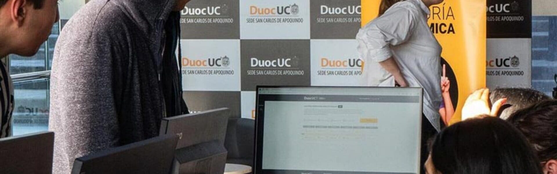 Estudiantes consultando por reintegros en la Semana de la Asesoría Académica