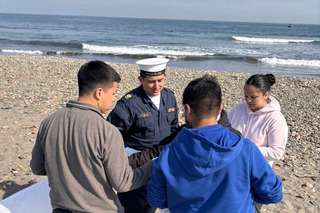 Estudiantes de Duoc UC limpiando la playa