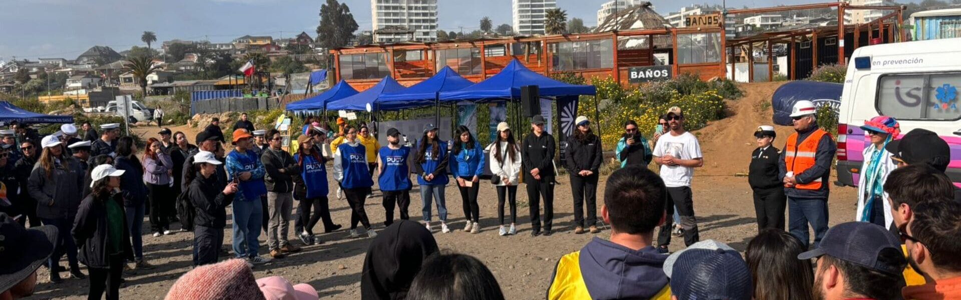 Jornada de limpieza de la playa por estudiantes de Duoc UC