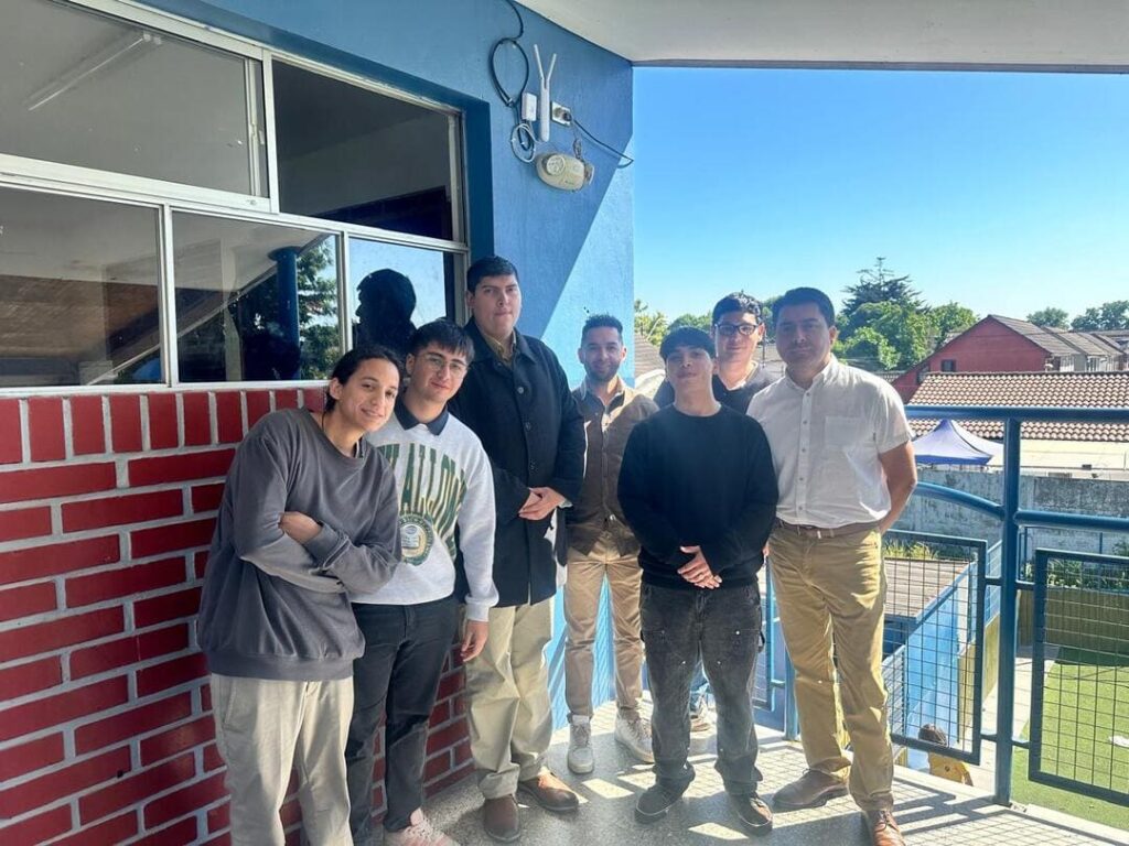 Estudiantes de Duoc UC trabajando en el internet de colegio en Padre Hurtado