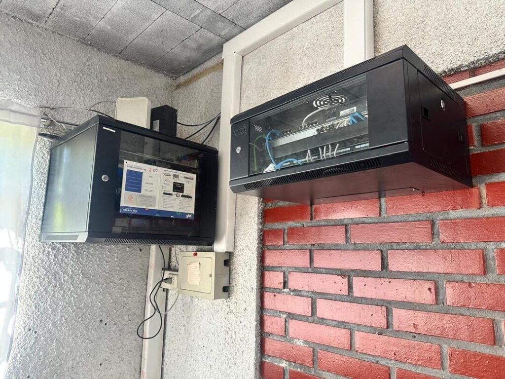 Cajas de servidor en colegio de Padre Hurtado