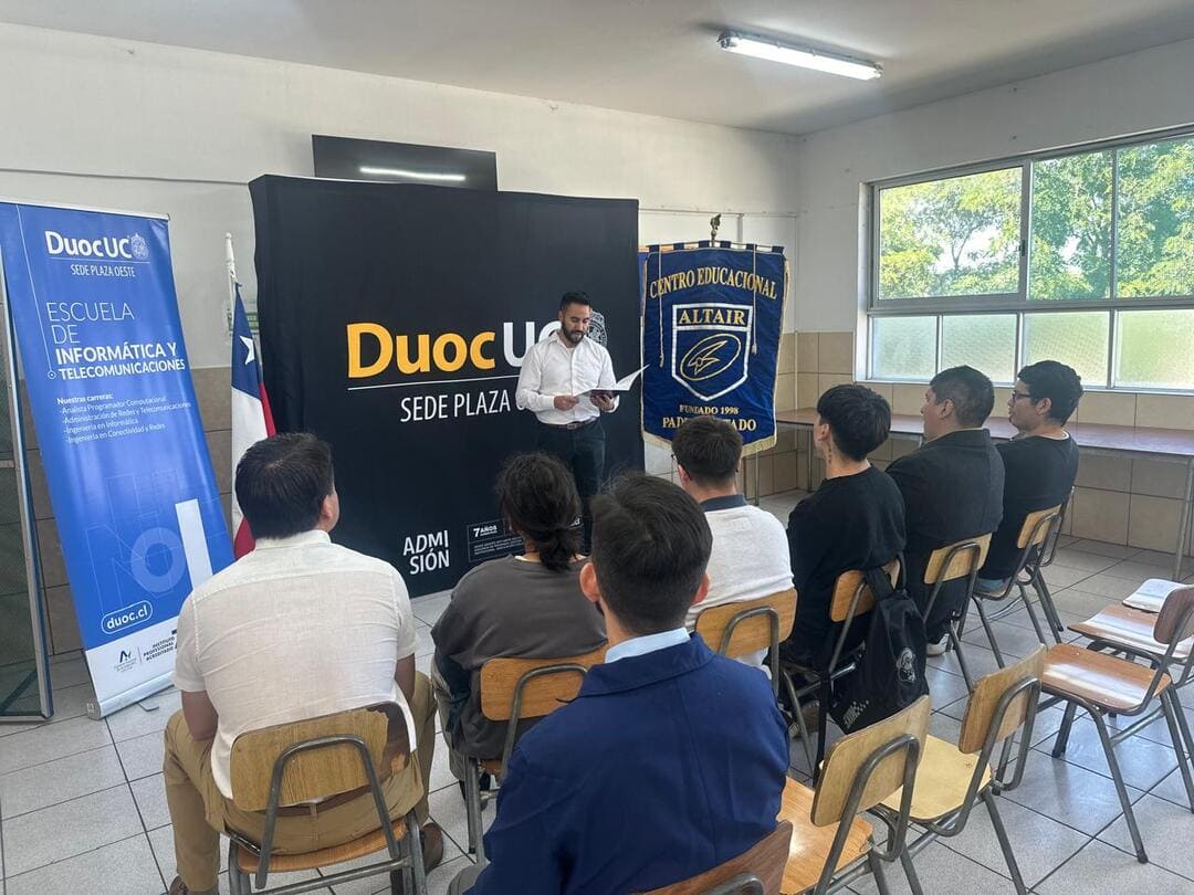 Sala de clases con los participantes del proyecto