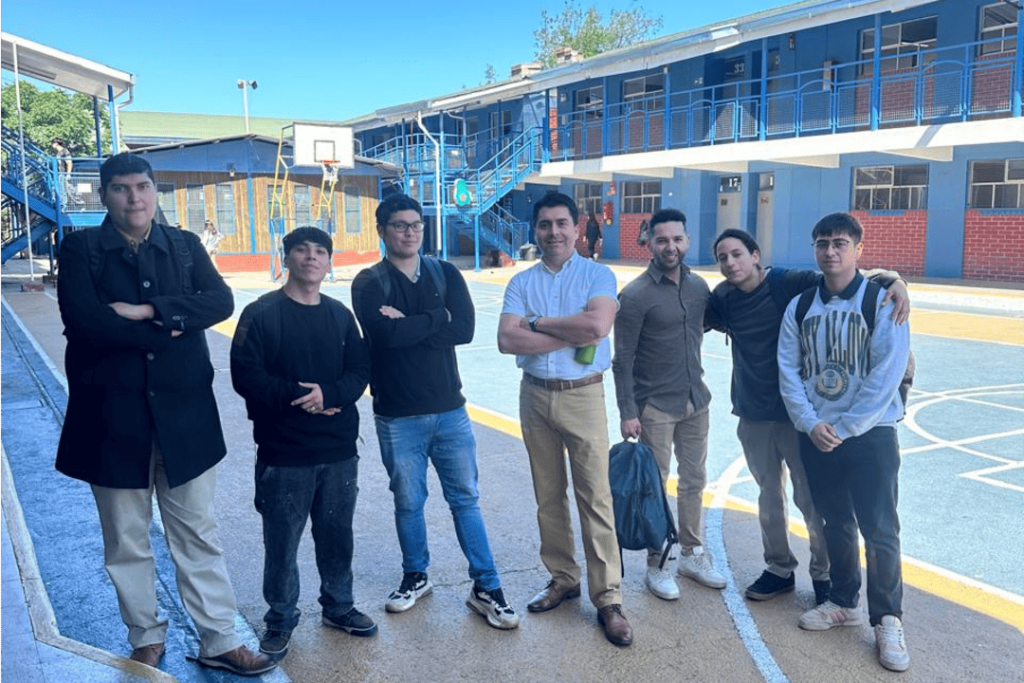 Participantes del proyecto de internet en colegio de Padre Hurtado