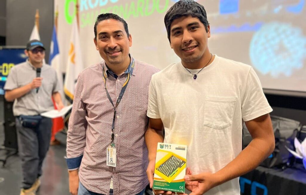 Ganador de categoría en el torneo recibiendo su premio