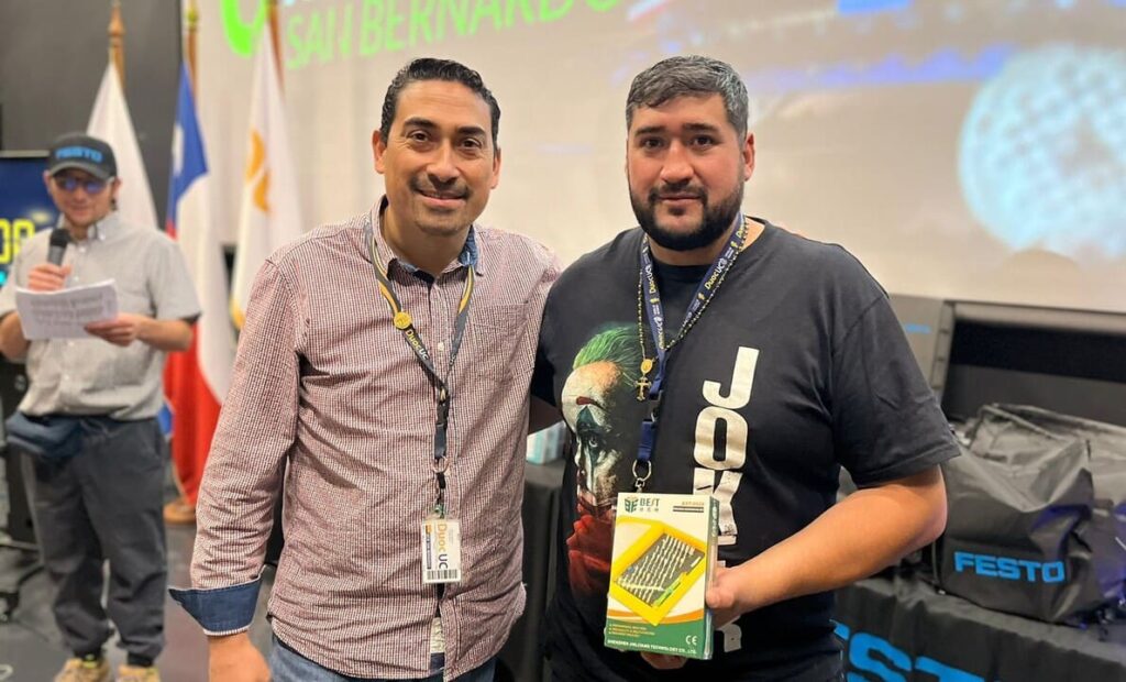 Ganador de categoría en el torneo siendo premiado