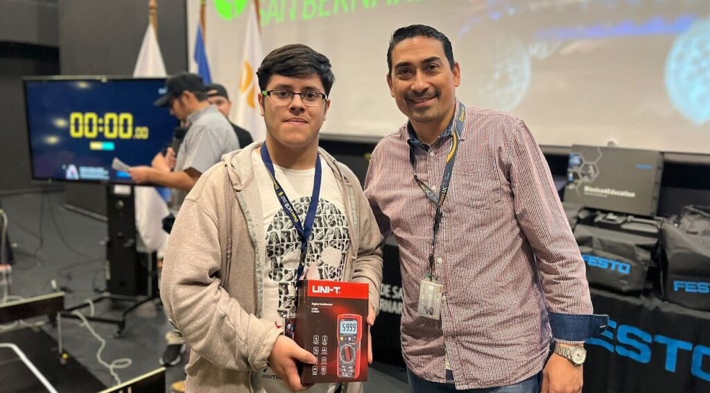 Ganador del torneo con su premio