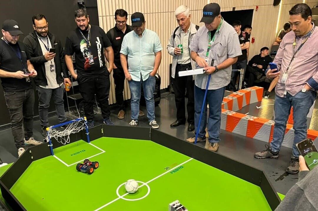 Hombres viendo partido de fútbol de robots