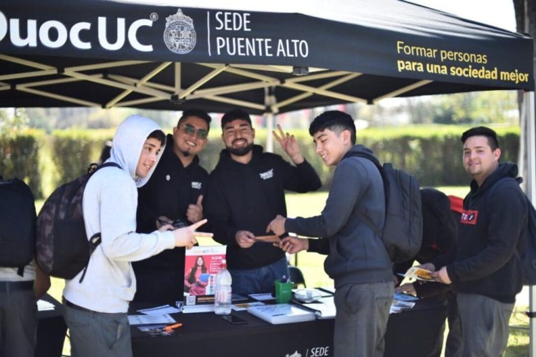 Estudiantes participando en asesorías vocacionales Duoc UC