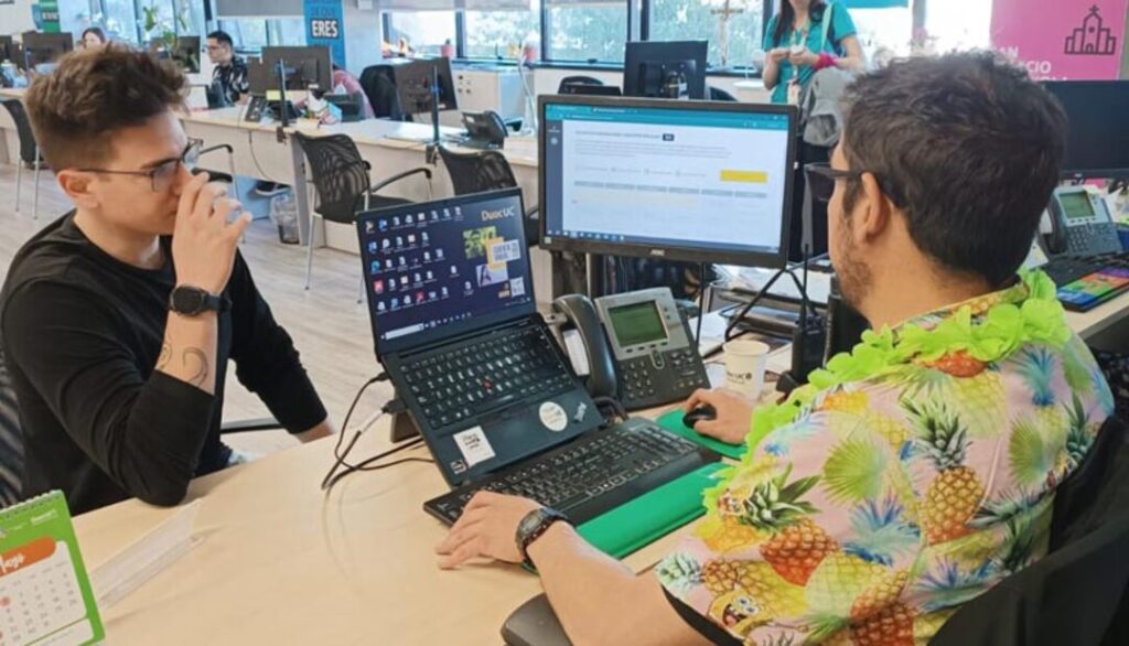 Alumno consultando en la Semana de la Asesoría Académica