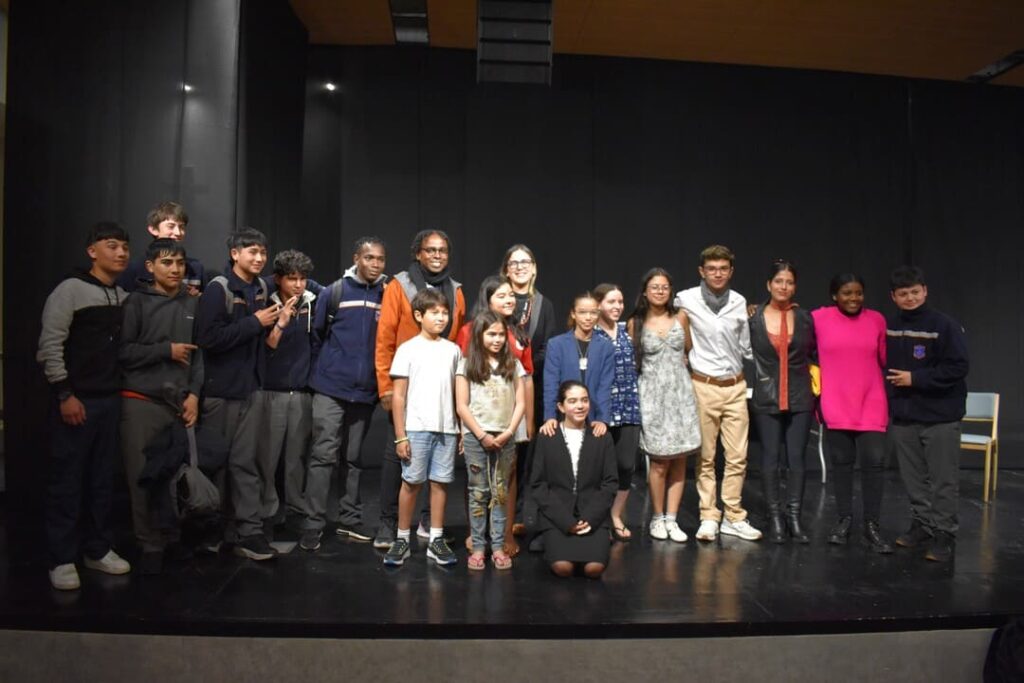Participantes del encuentro de Teatro Escolar Duoc UC en el escenario