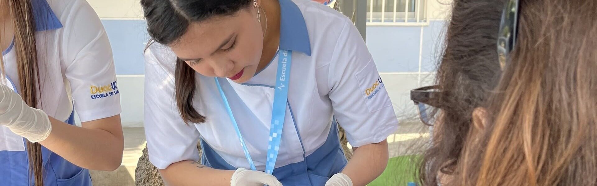 Estudiante de Duoc UC midiendo la glicemia de paciente