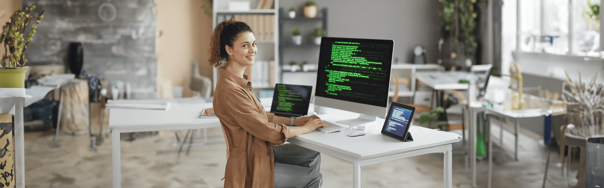 Ingeniera en informática trabajando en su escritorio