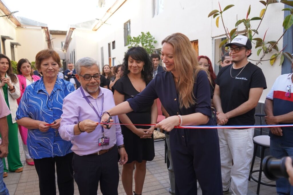 Vecinos cortando la cinta en inauguración de "Pinta tu barrio"
