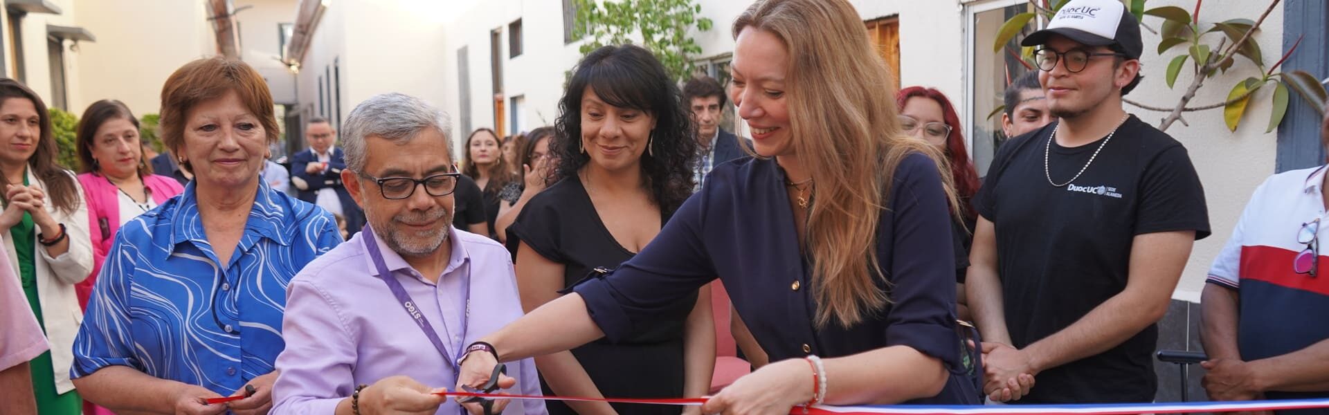 Vecinos cortando la cinta en inauguración de "Pinta tu barrio"
