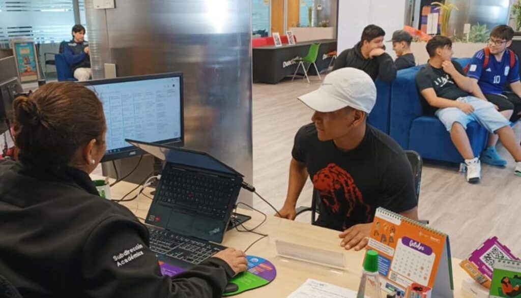 Alumno asesorándose sobre progresión académica Duoc UC Puente Alto
