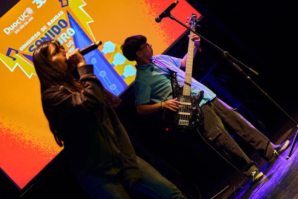 Banda presentando en el escenario