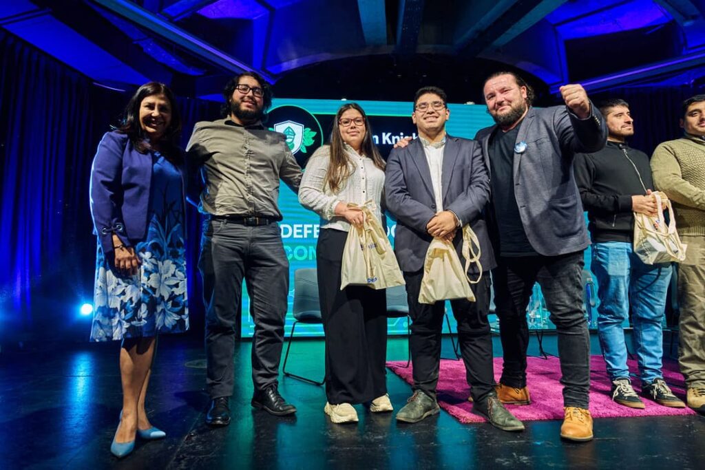 Participantes de SummIT 5G recibiendo regalos