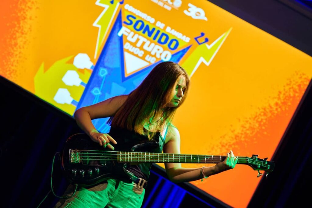 Bajista tocando
