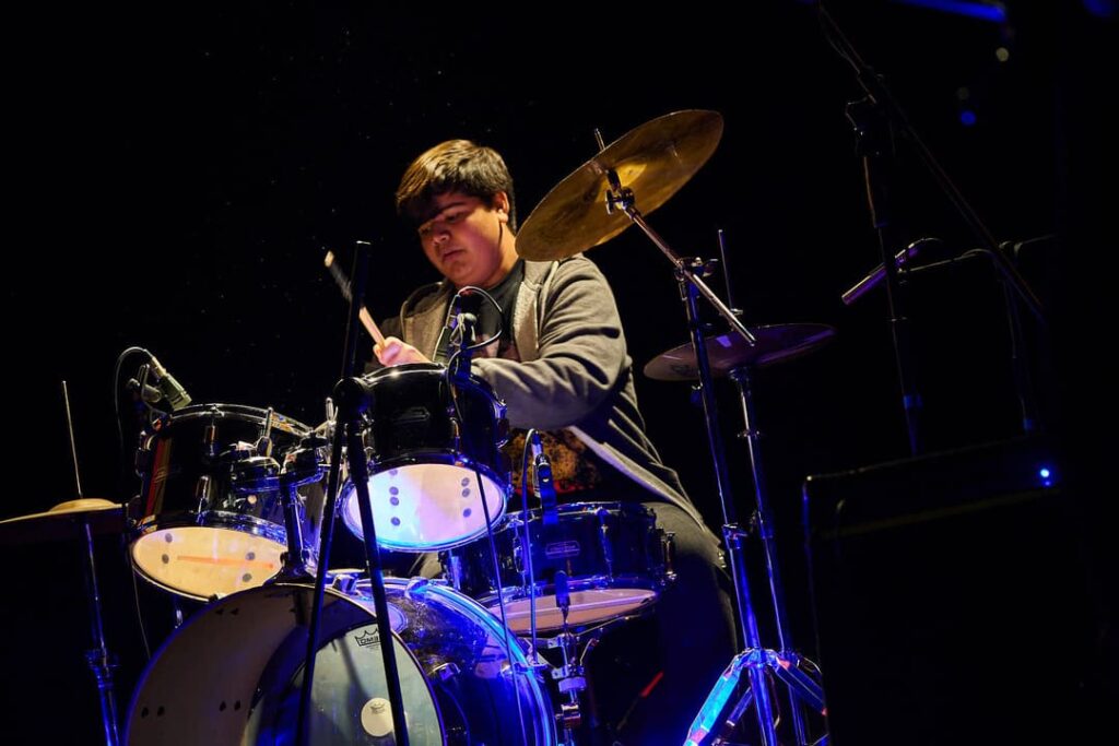 Baterista tocando