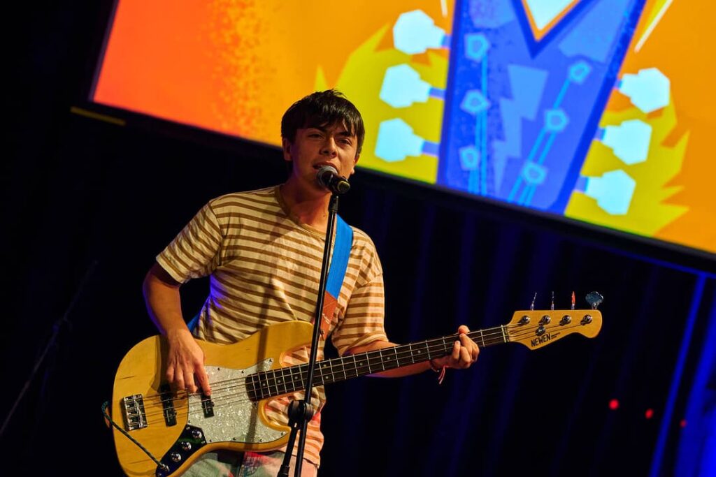Bajista tocando en presentación