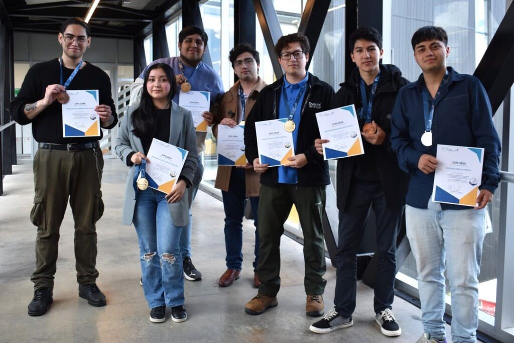 Grupo de estudiantes ganadores de las Olimpiadas
