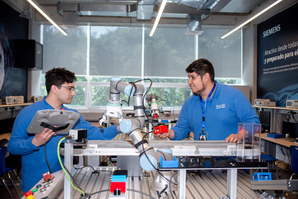 Estudiantes trabajando con robots en las olimpiadas