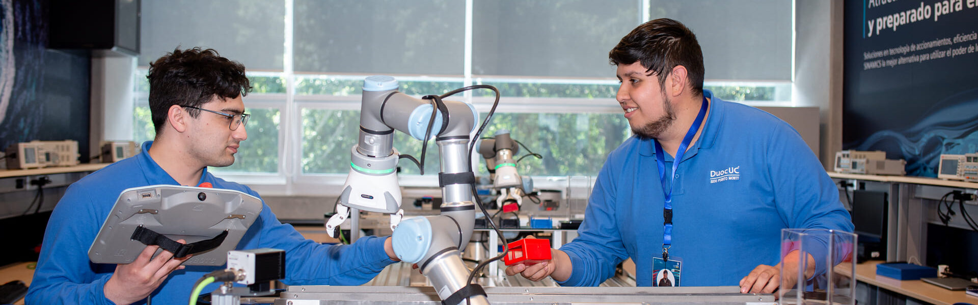 Estudiantes trabajando con robots en las olimpiadas