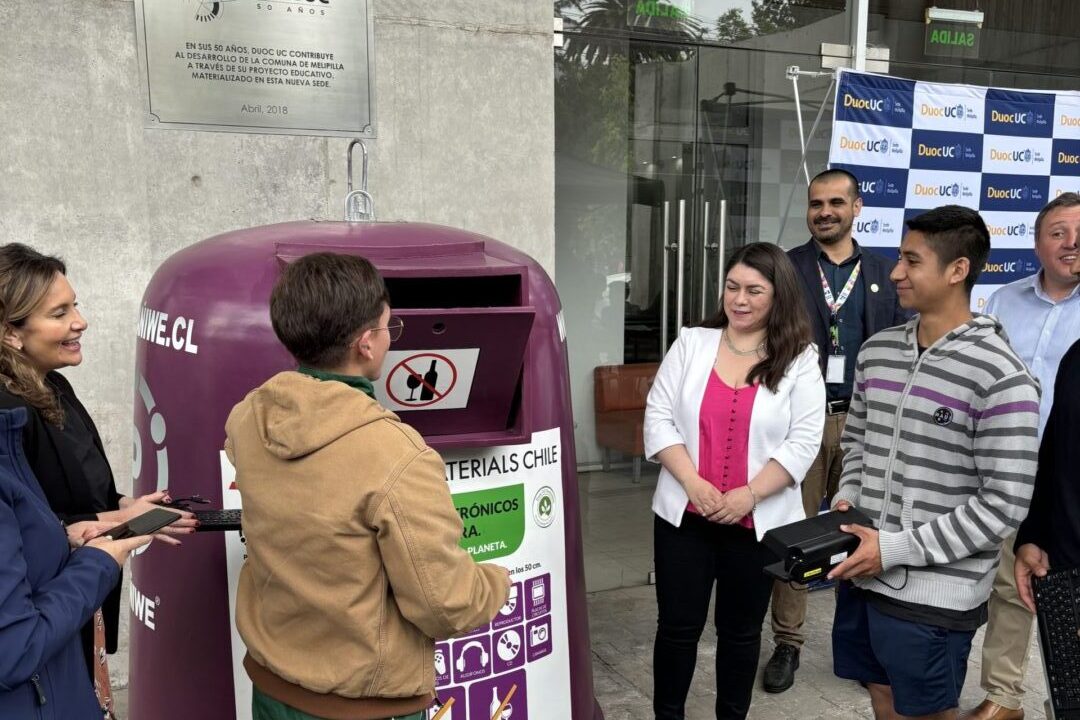 Vecinos de Melipilla reciclando
