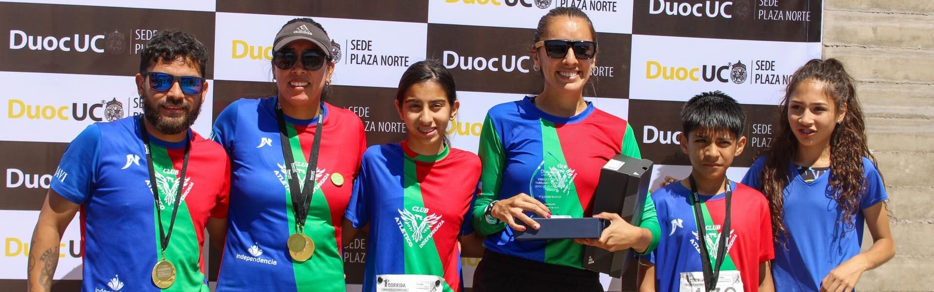 Participantes de la corrida familiar solidaria duoc uc plaza norte