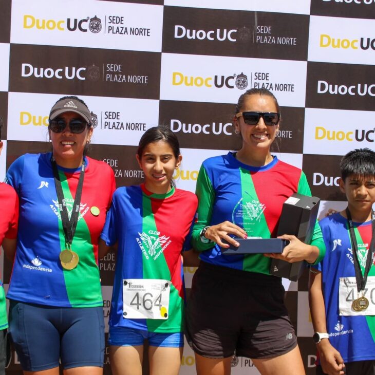 Participantes de la corrida familiar solidaria duoc uc plaza norte