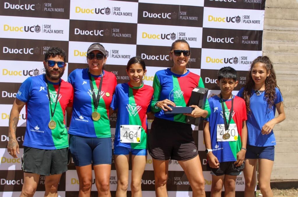 participantes de la corrida con sus medallas