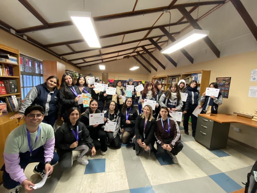 Estudiantes potenciando a más mujeres en las TIC's