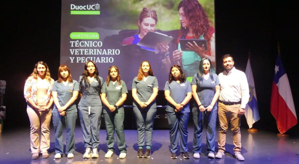 Estudiantes en el escenario recibiendo investidura