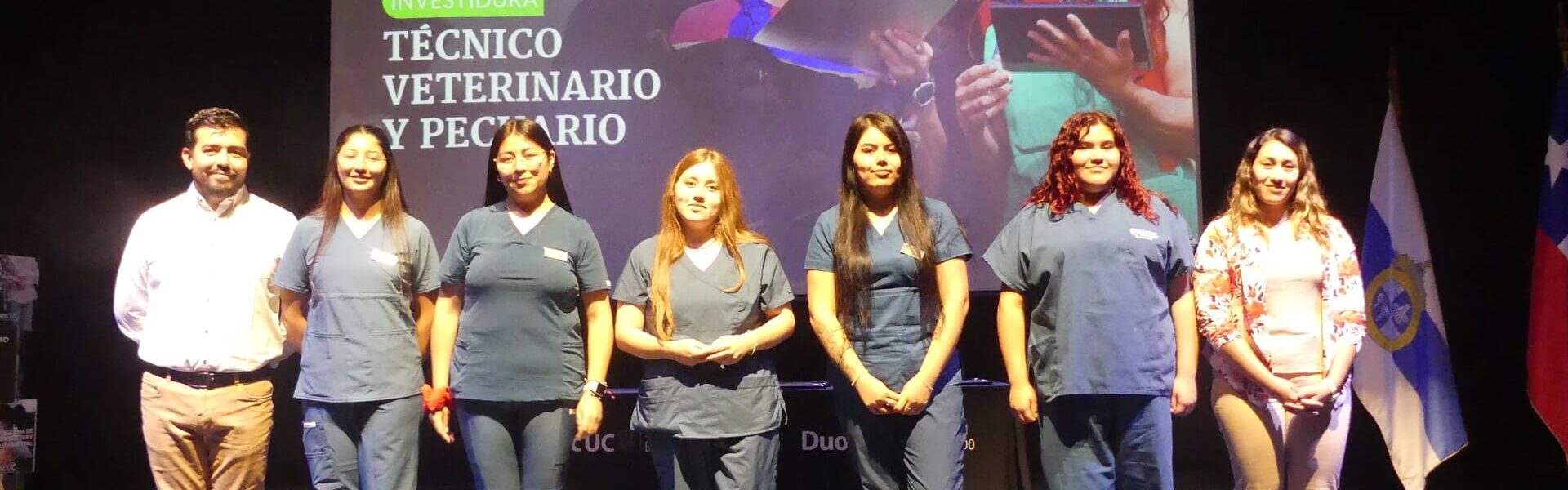 Estudiantes en el escenario recibiendo investidura