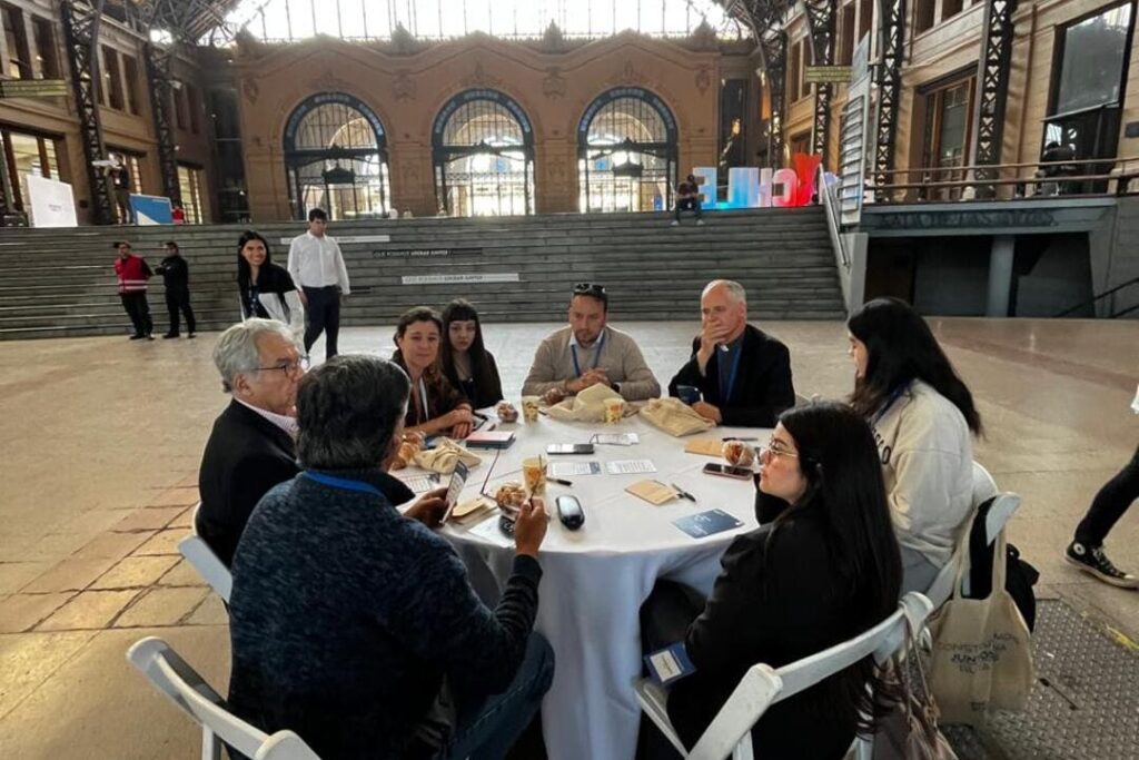 Participantes en mesa de Encuentro x Chile