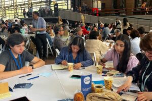 Personas reunidas en Encuentro x Chile