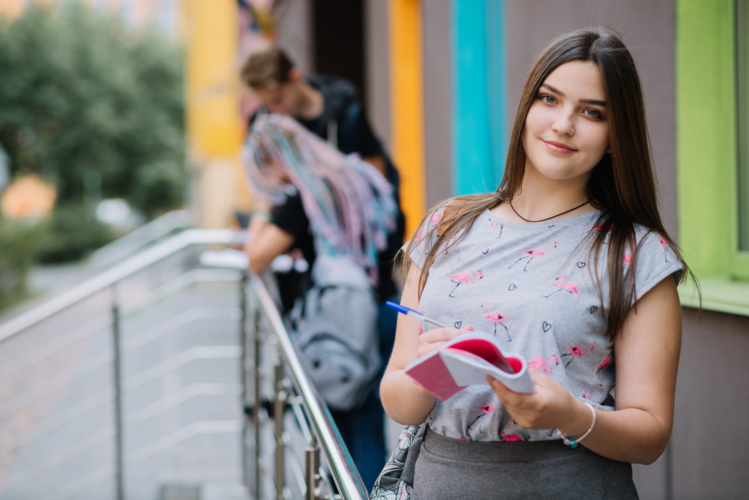 chica estudiante de carreras cortas