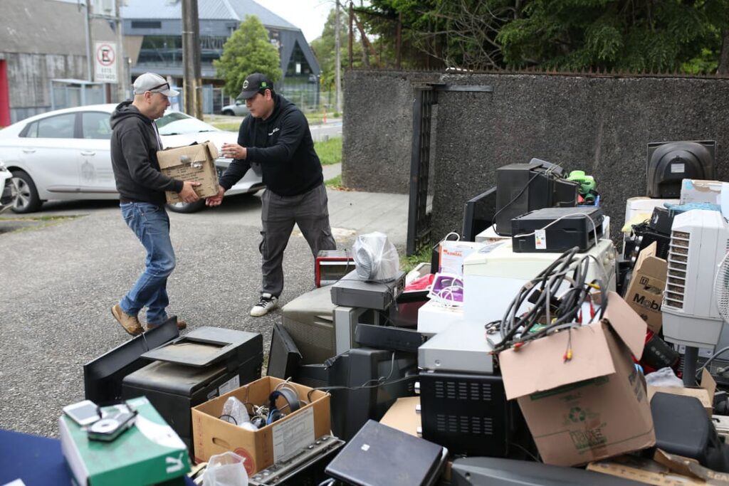 Participantes organizando el reciclaje