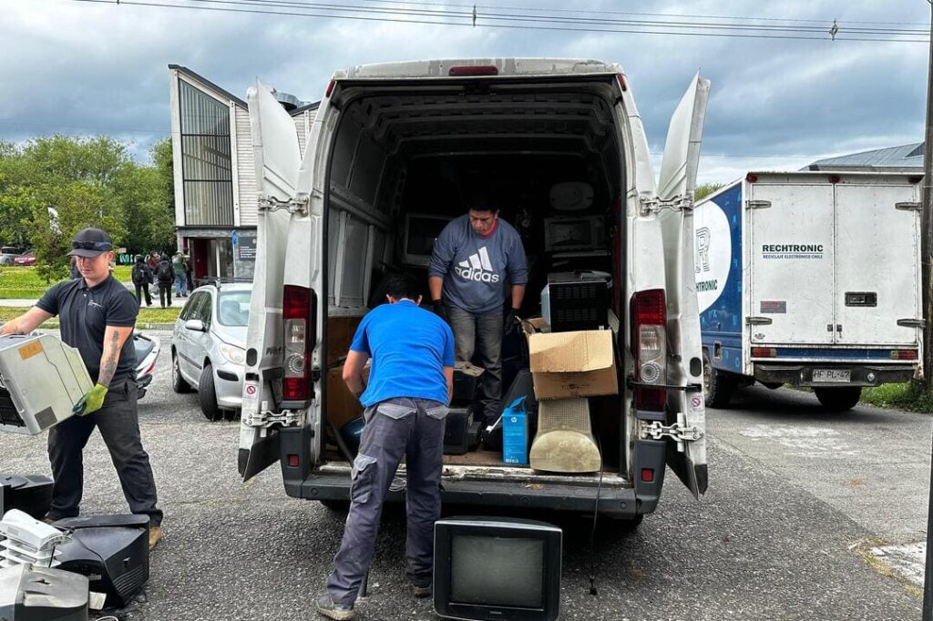Participantes descargando camioneta de residuos